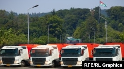 Ингурский мост и грузовые автомобили (коллаж)