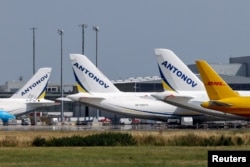 Хвостові частини вантажного літака DHL та українських транспортних літаків «Антонов» в аеропорту Лейпциг/Галле у Шкойдіці, Німеччина, 5 серпня 2026 року
