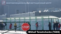 Иностранные граждане у Московского многофункционального миграционного центра, Москва