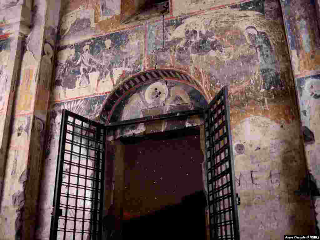Внутри церкви Святого Григория Тиграна Хоненца. Многие фрески были стерты. Ущербу, наносимому Ани, возможно, будет положен конец теперь, после решения ЮНЕСКО. Но за пределами взятого под охрану ЮНЕСКО Ани армянское наследие оставлено на милость турецкого государства.