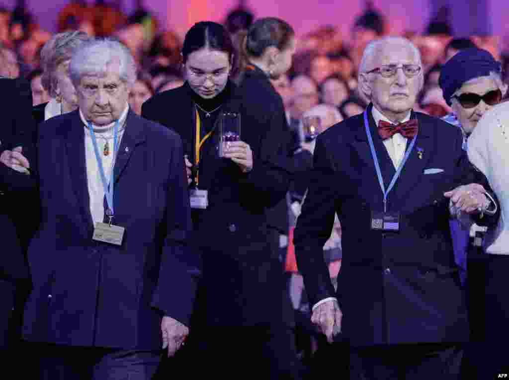 Supraviețuitorii Holocaustului Janina Iwanska și Leon Weintraub se pregătesc să depună lumânări la ceremonia de comemorare a 80 de ani de la eliberarea lagărului de concentrare și exterminare nazist german Auschwitz-Birkenau - 27 ianuarie 2025, Oswiecim, Polonia.
