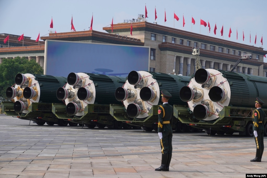 Raketa strategjike ndërkontinentale bërthamore, DF-5C, të ekspozuara në paradën e Pekinit.
