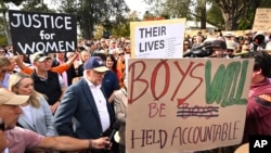 Австралискиот премиер Ентони Албанезе присуствува на митинг против насилството врз жените, Канбера, 28 април 2024 година