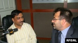 برشنا نظری خبرنگار رادیو آزادی در حال مصاحبه با گلاب منگل والی ولایت هلمند