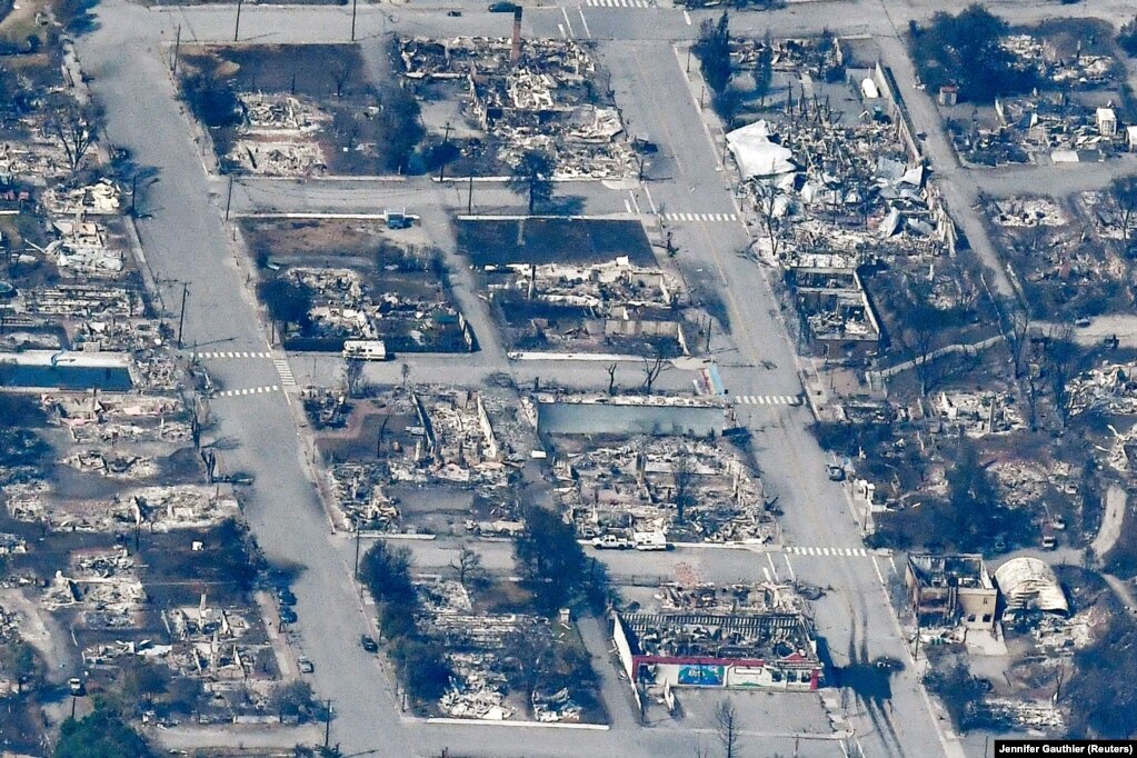 Shtëpi dhe ndërtesa të shkrumbuara nga një zjarr i egër më 30 qershor, në Liton të provincës së Kolumbisë Britanike, në Kanada. (6 korrik)