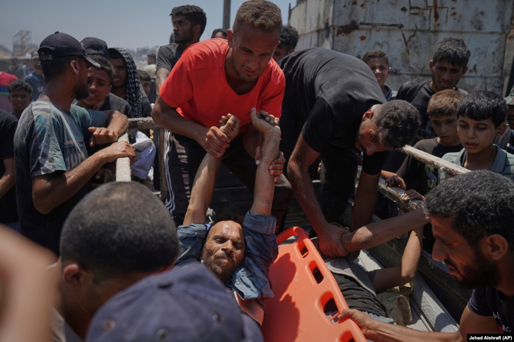 Palestinezë të lënduar duke u transferuar në një autoambulancë, pasi u plagosën teksa po prisnin të merrnin ndihma, më 22 korrik.