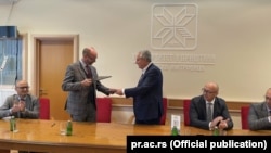 Ministri për Kthim dhe Komunitete në Qeverinë e Kosovës, Goran Rakiq dhe deputeti nga Lista Serbe, Igor Simiq ishin të pranishëm gjatë arritjes së një marrëveshjeje të bashkëpunimit ndërmjet Universitetit të Mitrovicës së Veriut dhe delegacionit nga "Shtëpia ruse". 