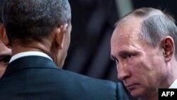 U.S. President Barack Obama (left) and Russian President Vladimir Putin talk on the sidelines of the APEC summit in Peru on November 20.