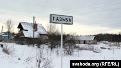 Адразу за вёскай — лес, адкуль начамі зьяўляюцца ваўкі