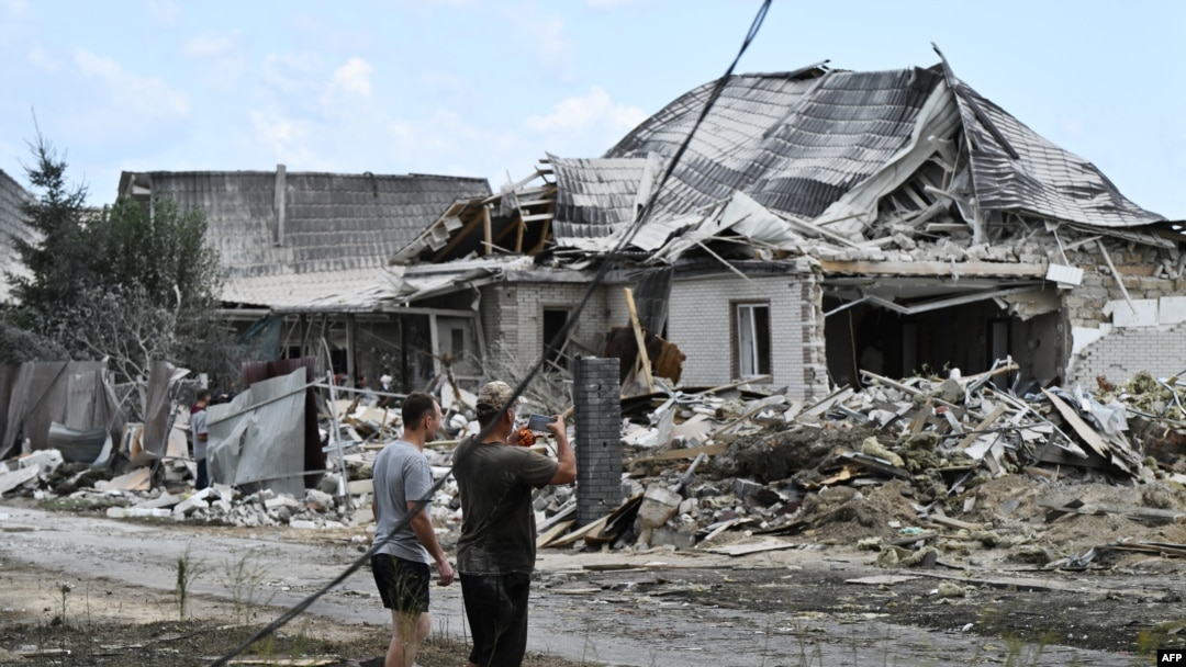O locuință devastată din localitatea Brovarî, regiunea Kiev, în urma unui atac rusesc cu rachete din 11 august.