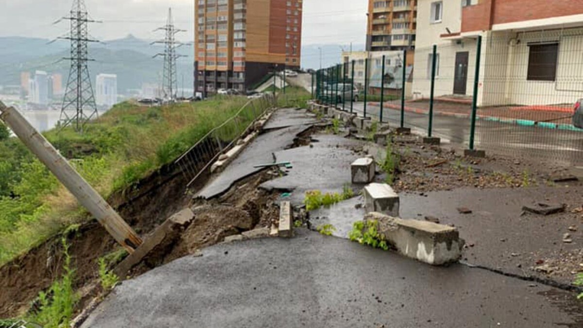 Мэрия Красноярска объявила ЧС из-за дома, который может обрушиться в овраг