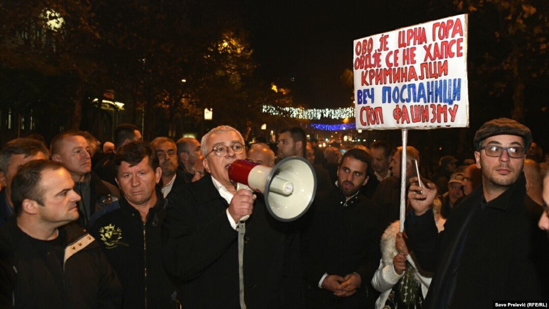 Andrija Mandić (u sredini) obraća se okupljenima na protestu DF-a, 3. decembar