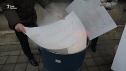У Львові спалили «обіцянку» Порошенка – «Укрпошта» вкотре не прийняла тираж «Експреса» (відео)