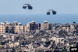 Ajutoare umanitare aruncate în Gaza la 26 martie 2024, pe fondul continuării operațiunilor militare israeliene împotriva grupării Hamas.