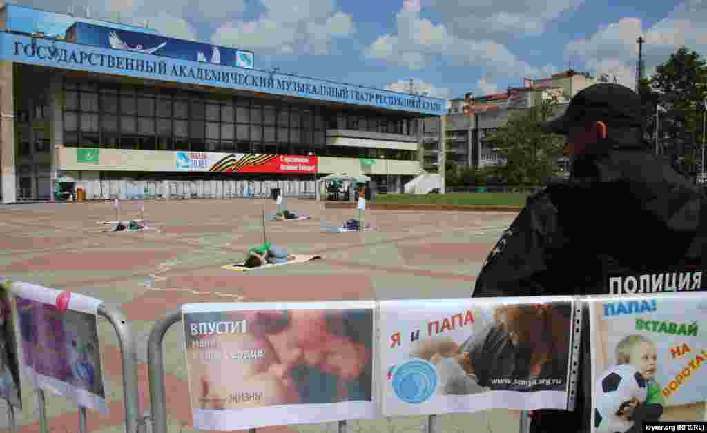 Немногочисленные прохожие неохотно участвовали в акции, а некоторые и вовсе осудили замысел акции по этическим соображениям.