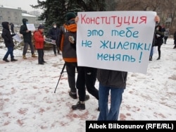 Bir adam Gyrgyzystanyň Konstitusiýasynyň üýtgedilmegine garşy protest geçirýär.