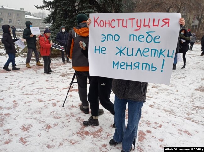 Мужина, протестующий против изменений в Конституции Кыргызстана.