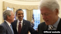 Буш, Обама ва Клинтон (чапдан ўнгга), 2010 йил