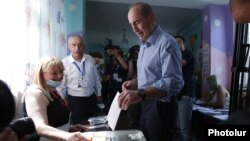 Armenia - Former President Robert Kocharian casts a ballot at a polling station in Yerevan, June 20, 2021.