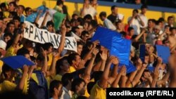 "Paxtakor" muxlislari Paxtakor markaziy stadionida.