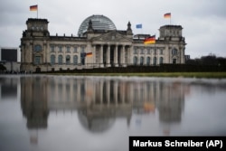 A német Bundestag, a szövetségi parlament épülete. Az 598 mandátum felét egyéni választókörzetekben, a másik felét listás szavazáson lehet megnyerni