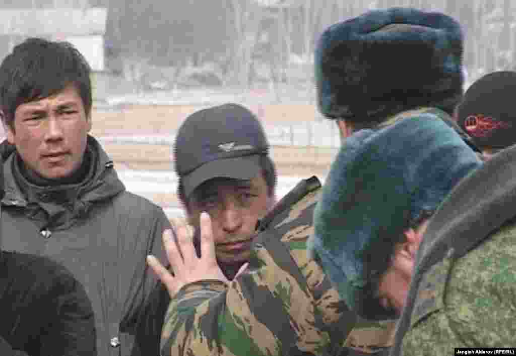 В Баткене на кыргызско-таджикской границе от рук местного жителя погиб офицер пограничных войск.