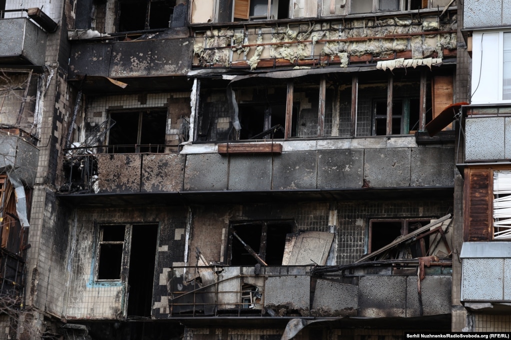 Як повідомили у прокуратурі Києва, ця атака забрала життя трьох осіб, зокрема 19-річної дівчини. Серед 29-ти постраждалих – 15-річний хлопець із численними опіками, 9-річна дівчинка із різаними ранами та 13-річна – з осколковими