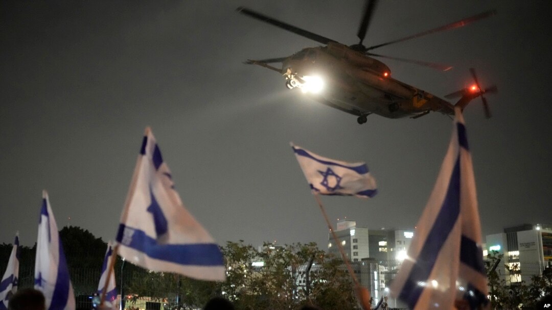 Un elicopter care transportă ostatici eliberați din Gaza de Hamas sosește la heliportul Centrului Medical pentru Copii Schneider din Petah Tikva, Israel, duminică, 26 noiembrie 2023. 