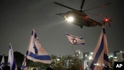 Një helikopter me pengje të liruara nga Hamasi, mbërrin në Qendrën Mjekësore të Fëmijëve Schneider në Petah Tikva, Izrael, të dielën 26 nëntor 2023.