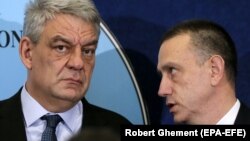 Premierul demisionar Mihai Tudose cu noul prim ministru interimar Mihai Fifor