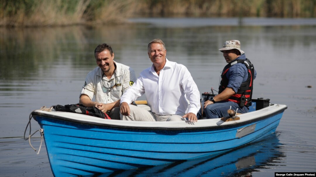 Barca politică a președintelui Iohannis pare din ce în ce mai dificil de manevrat. Absențele sale în momente cheie, amânările și indeciziile acutizează probleme majore. Iar în aceste zile, vitale. Aici, la 4 august 2021, la un eveniment dedicat Deltei Văcărești/București. 