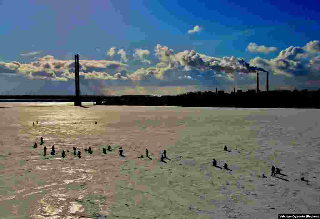 Njerëzit duke peshkuar në një lumë të ngrirë në Kiev.