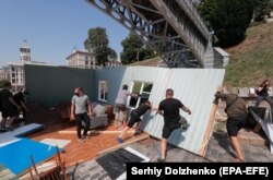 Під час руйнування «радянської» інсталяції, яку хотіли встановити на Алеї Героїв Небесної Сотні. Київ, 17 серпня 2021 року