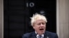 Boris Johnson a Downing Streeten beszél 2022. július 7-én