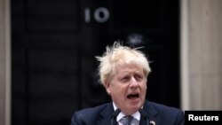 Boris Johnson a Downing Streeten beszél 2022. július 7-én