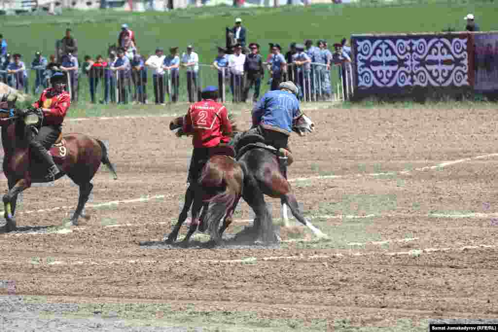 За первенство боролись команды&nbsp;"Ынтымак" из Таласа и "Биримдик Аю" из Чуйской области