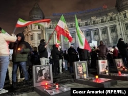Iranienii au adus la protestul de susținere a conaționalilor mai multe portrete ale celor uciși de regimul teocratic de la Teheran.
