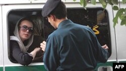 Eýranyň ahlak polisiýasy bir aýaly "talaba däl" lybasy üçin tussag etdi. Arhiw suraty