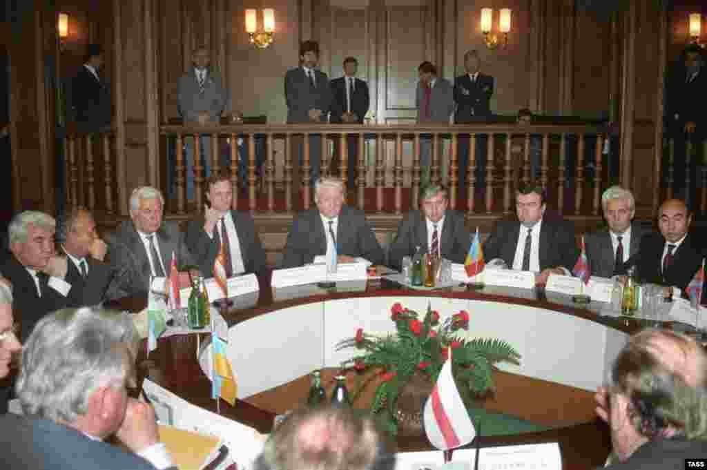 The CIS heads of state hold their first organizational summit in Minsk on December 30, 1991 (TASS) - In the beginning, CIS leaders attempted to forge a strong organization, including the creation of a CIS Joint Armed Forces High Command in March 1992. That body quickly devolved into a paper organization as CIS members asserted control over their own militaries. Some analysts now argue that the main purpose of the CIS is to maintain the post-Soviet status quo and to help keep the post-Soviet leaders in power.