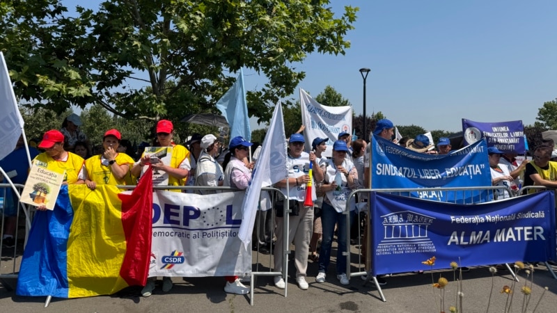 VIDEO | Profesorii sunt nemulțumiți că vor preda două ore în plus pe același salariu. Câteva mii de dascăli au protestat la Parlament