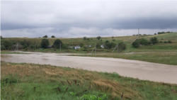 Речка Катерлез в Ленинском районе: поток воды движется в сторону Керчи, 16 августа 2021 года