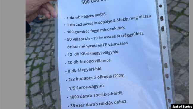 A korábbi polgármester a sétán bemutatott egy listát annak érzékeltetésére, hogy menyit ér valójában az az 500 milliárd forint, ami felett a megmaradt MNB-alapítvány vagyonkezelője rendelkezett
