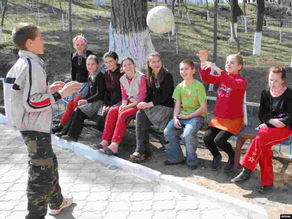 Copii ai internatului din Ciniseuți