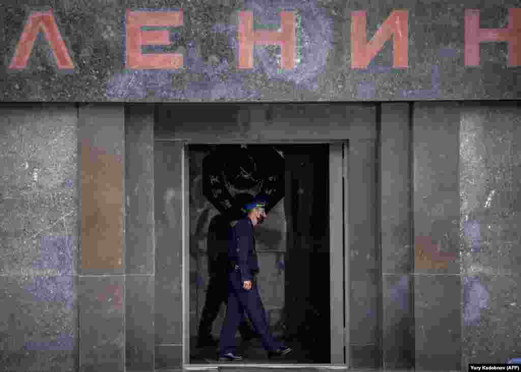 An officer guards the entrance to Vladimir Lenin&#39;s mausoleum on Red Square in Moscow. (AFP/Yuri Kadobnov)