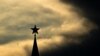 Ptica leti kraj crvene zvezde na vrhu Spaske kule u Kremlju tokom zalaska sunca u centru Moskve.