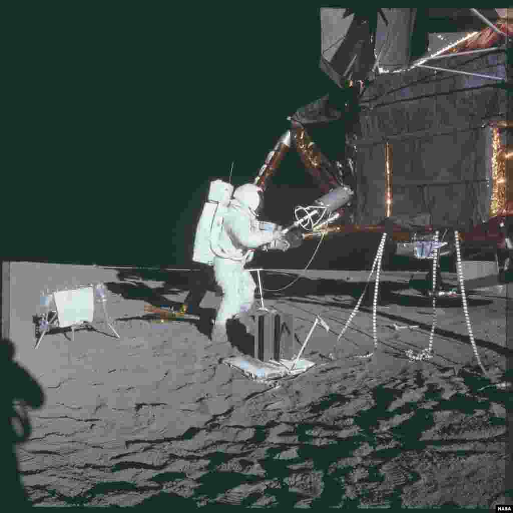 Во ходе миссии &quot;Аполлон-14&quot; астронавт Алан Шепард сделал клюшку для гольфа и ударил по мячу - по его словам, мяч улетел на &quot;мили и мили&quot;