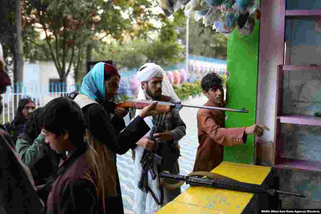 Një luftëtar taliban duke testuar aftësitë në qitje, në një park lojërash në Kabul. (8 shtator)