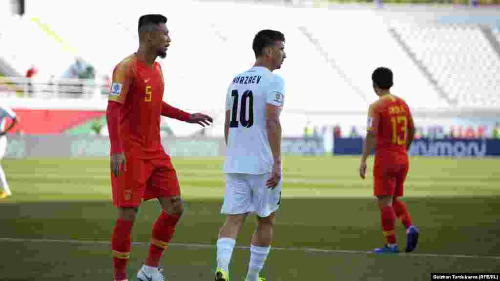 К концу первого тайма сборная Кыргызстана вела со счетом 1:0. Отличился&nbsp;Ахлидин Исраилов,&nbsp;пробив ворота соперника из-за пределов штрафной площади на 42-й минуте матча.