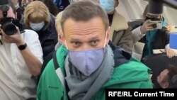 Алексей Навальный ушул тушта Берлинден Москвага учуп келе жатат. 