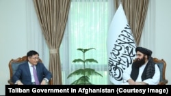 امیرخان متقی وزیر خارجۀ طالبان و یو شیائو یونگ نمایندۀ ویژه‌ چین برای افغانستان